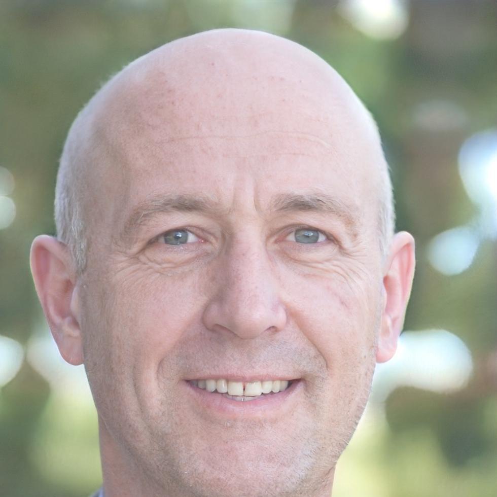 Expert financier Lantriva Trail analysant des stratégies d'investissement